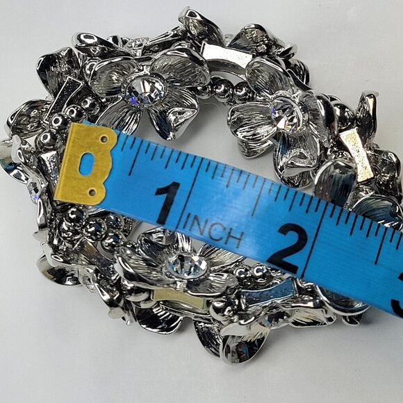 Silver and Crystal Stretch Flower Bracelet - Picture 4 of 9